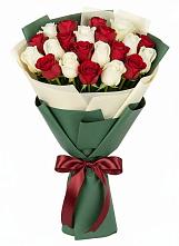 Букет Микс из красных и белых роз в Балаганске