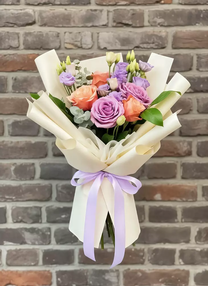 Букет цветов из: Лизиантусы и Розы в Балаганске