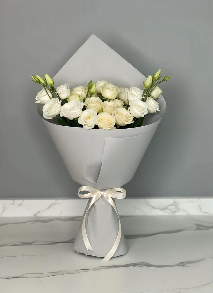 Букет цветов из: Розы и Лизиантусы в Балаганске