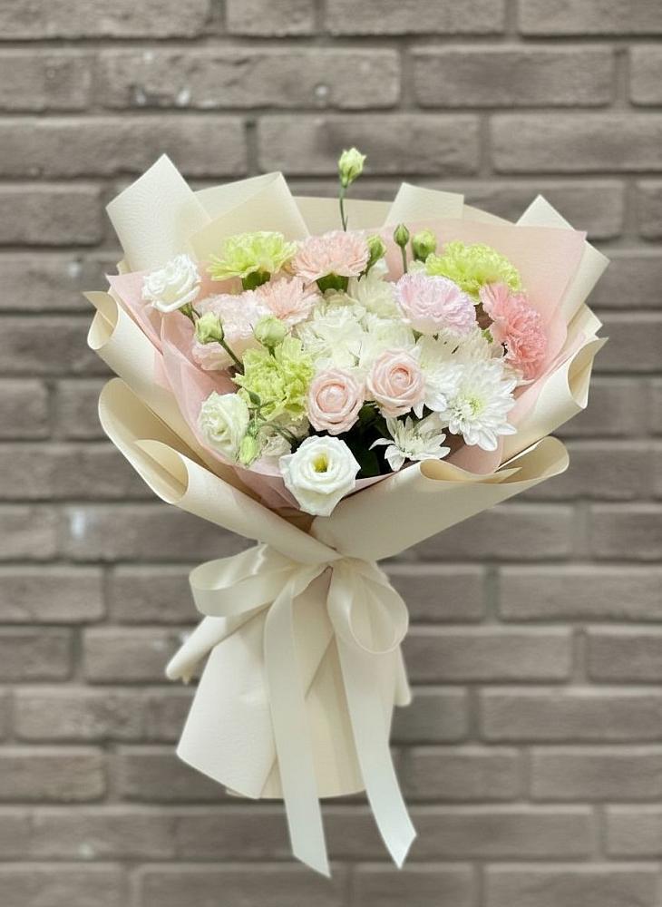 Букет цветов из: Гвоздики, Розы, Лизиантусы и Хризантемы в Балаганске