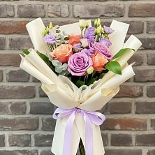 Букет цветов из:  Лизиантусы и Розы в Балаганске