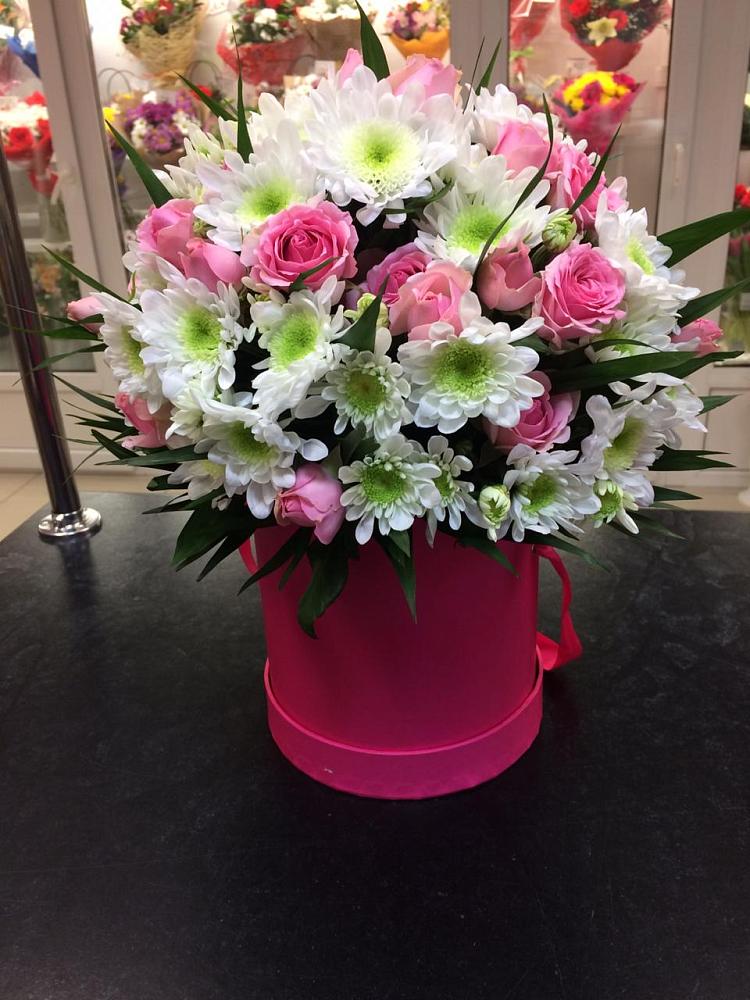 Цветочная композиция из Розы и Хризантемы в шляпной коробке в Балаганске