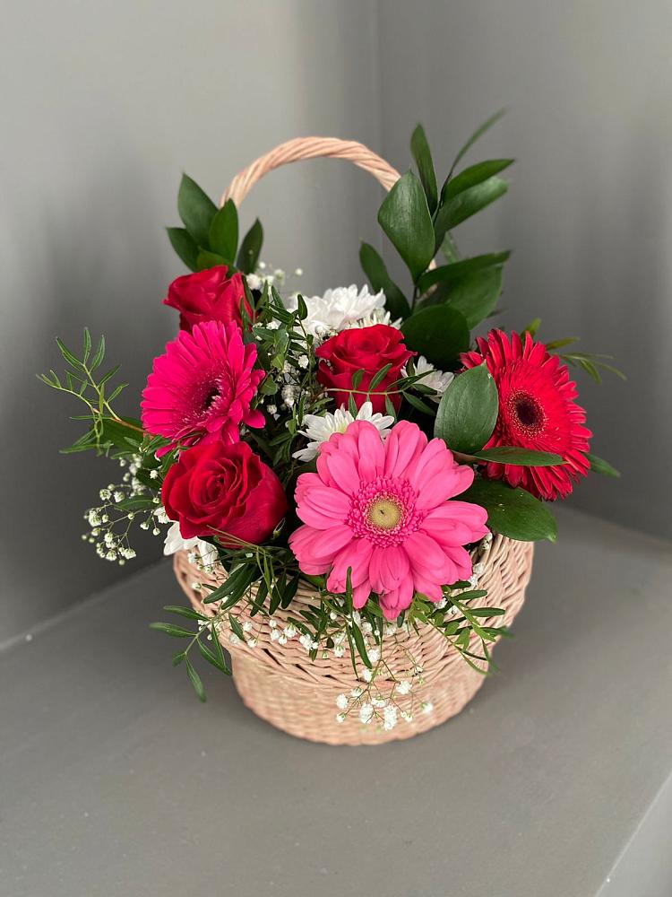 Цветочная композиция из Розы, Хризантемы и Герберы в корзине в Балаганске