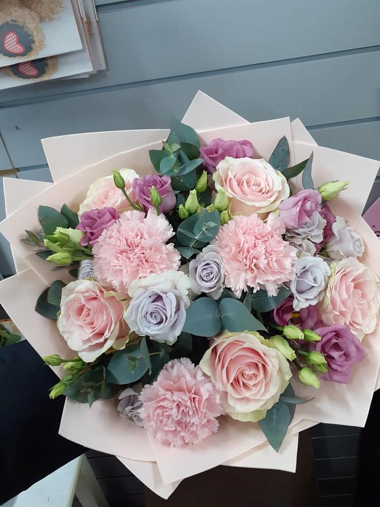 Букет цветов из: Розы, Гвоздики и Лизиантусы в Балаганске