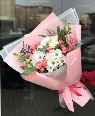 Букет цветов из: Розы, Лизиантусы и Хризантемы в Балаганске