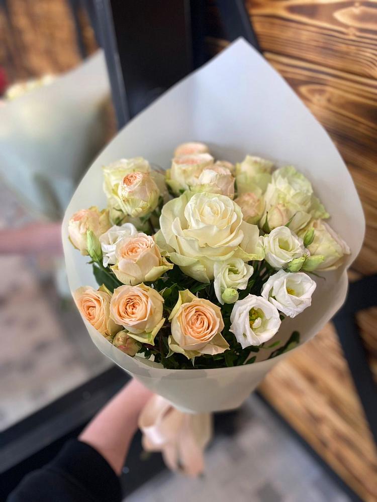 Букет цветов из: Розы и Лизиантусы в Балаганске